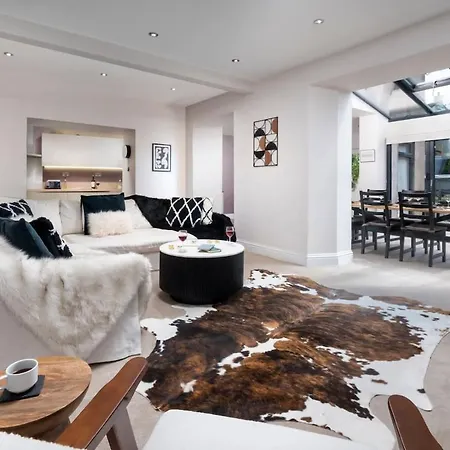 Rosemount X3 Bed Townehouse With Hot Tub & Parking, 度假居 *