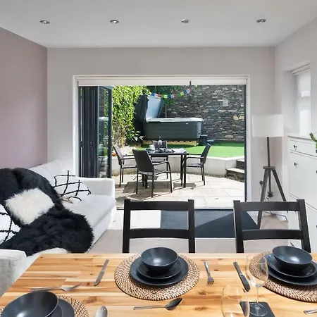 度假居 Rosemount X3 Bed Townehouse With Hot Tub & Parking, *