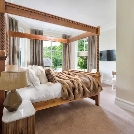 Rosemount X3 Bed Townehouse With Hot Tub & Parking, Holiday home