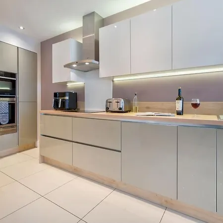 Holiday home Rosemount X3 Bed Townehouse With Hot Tub & Parking, *