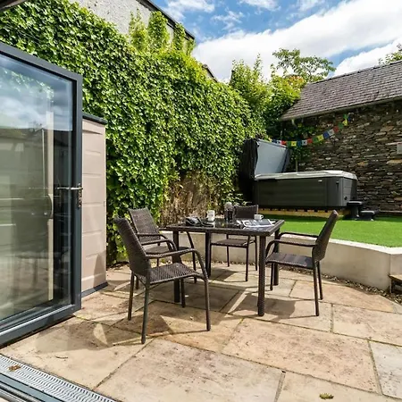 Rosemount X3 Bed Townehouse With Hot Tub & Parking, Holiday home *