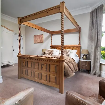 Rosemount X3 Bed Townehouse With Hot Tub & Parking, Holiday home Windermere