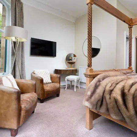 Rosemount X3 Bed Townehouse With Hot Tub & Parking, Holiday home