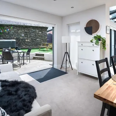 Rosemount X3 Bed Townehouse With Hot Tub & Parking, * Windermere