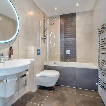 Holiday home Rosemount X3 Bed Townehouse With Hot Tub & Parking,