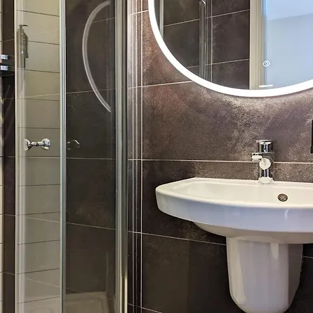 Rosemount X3 Bed Townehouse With Hot Tub & Parking, Holiday home Windermere